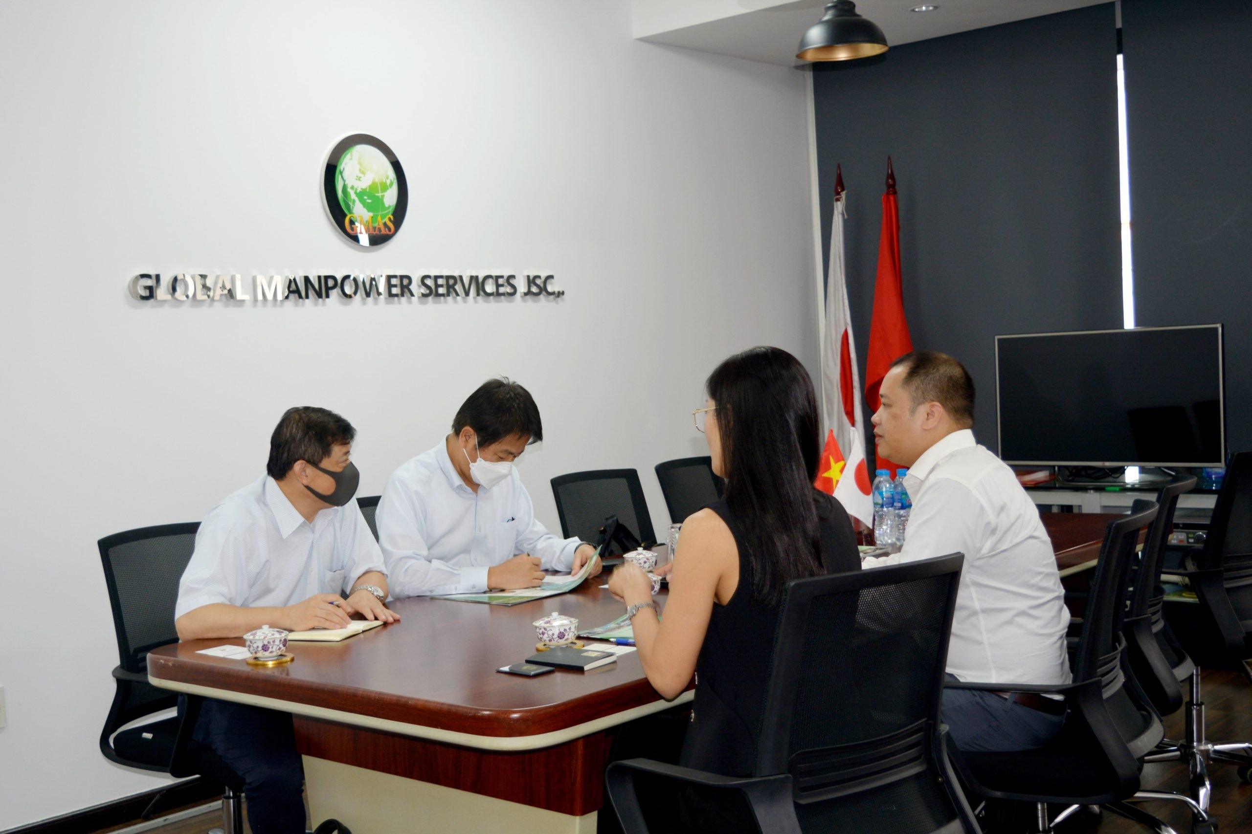 Cuộc họp và nói chuyện giữa các công ty Cuộc họp và nói chuyện giữa các công ty