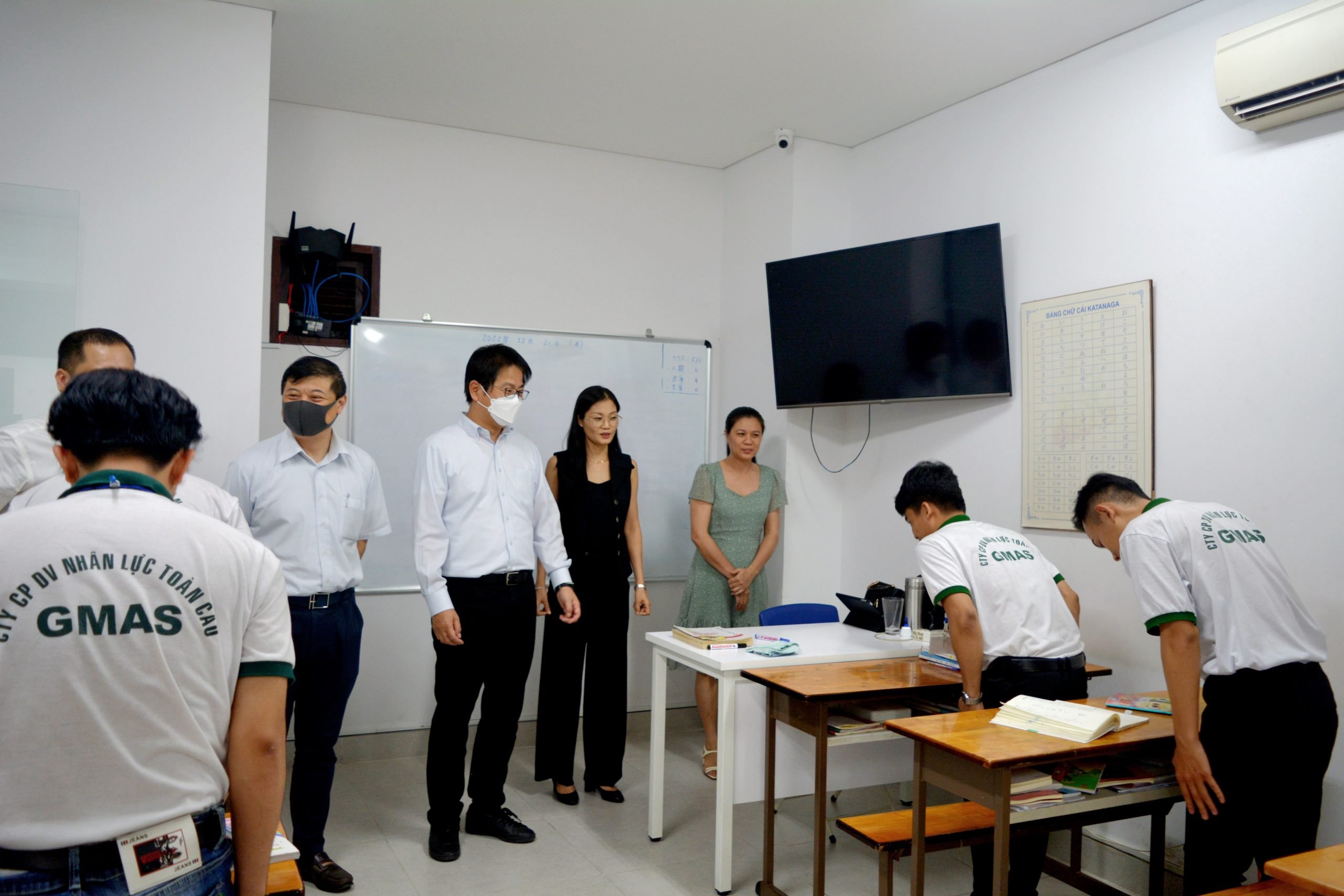 GIÁM ĐỐC TRỰC TIẾP ĐẾN THĂM LỚP HỌC VÀ TRAO ĐỔI VỚI HỌC VIÊN TẠI TRUNG TÂM BẰNG TIẾNG NHẬT GIÁM ĐỐC TRỰC TIẾP ĐẾN THĂM LỚP HỌC VÀ TRAO ĐỔI VỚI HỌC VIÊN TẠI TRUNG TÂM BẰNG TIẾNG NHẬT