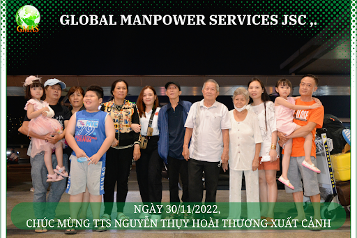 Gia đình của TTS Nguyễn Thuỵ Hoài Thương chụp ảnh trước khi bạn xuất cảnh