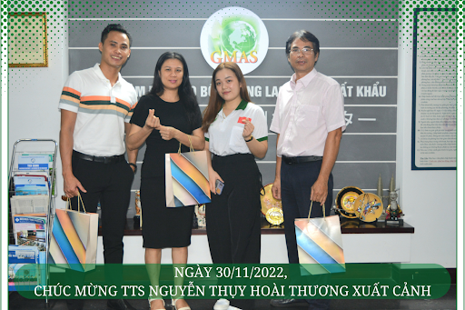 TTS Nguyễn Thuỵ Hoài Thương chụp ảnh cùng thầy cô trước khi bạn xuất cảnh