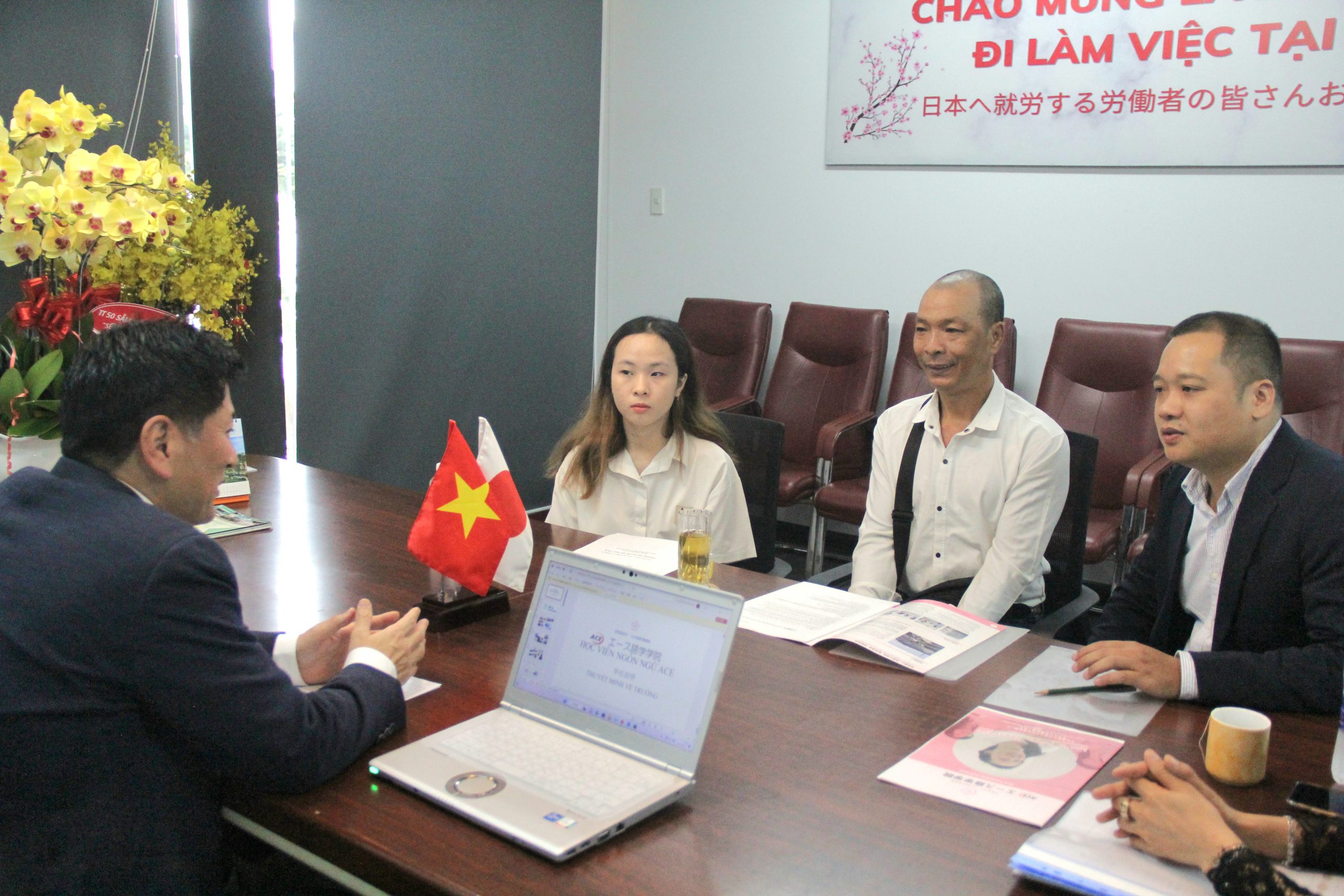 DU HỌC SINH VÀ PHỤ HUYNH TRỰC TIẾP ĐẾN THAM GIA TƯ VẤN