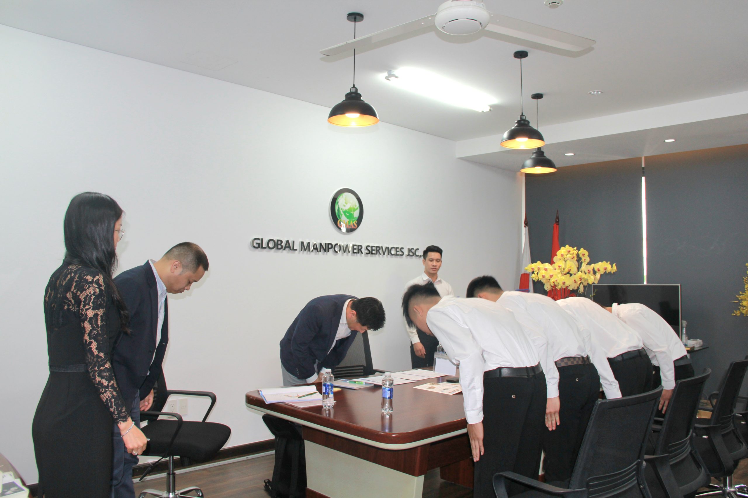 ỨNG VIÊN VÀ GĐ CHÀO NHAU KHI BẮT ĐẦU PHỎNG VẤN