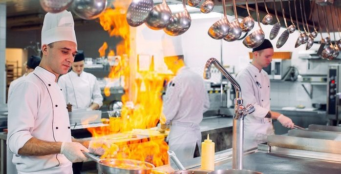 muc luong phu bep bep chinh bep truong trong nha hang khach san hien nay 3 e1692864543369