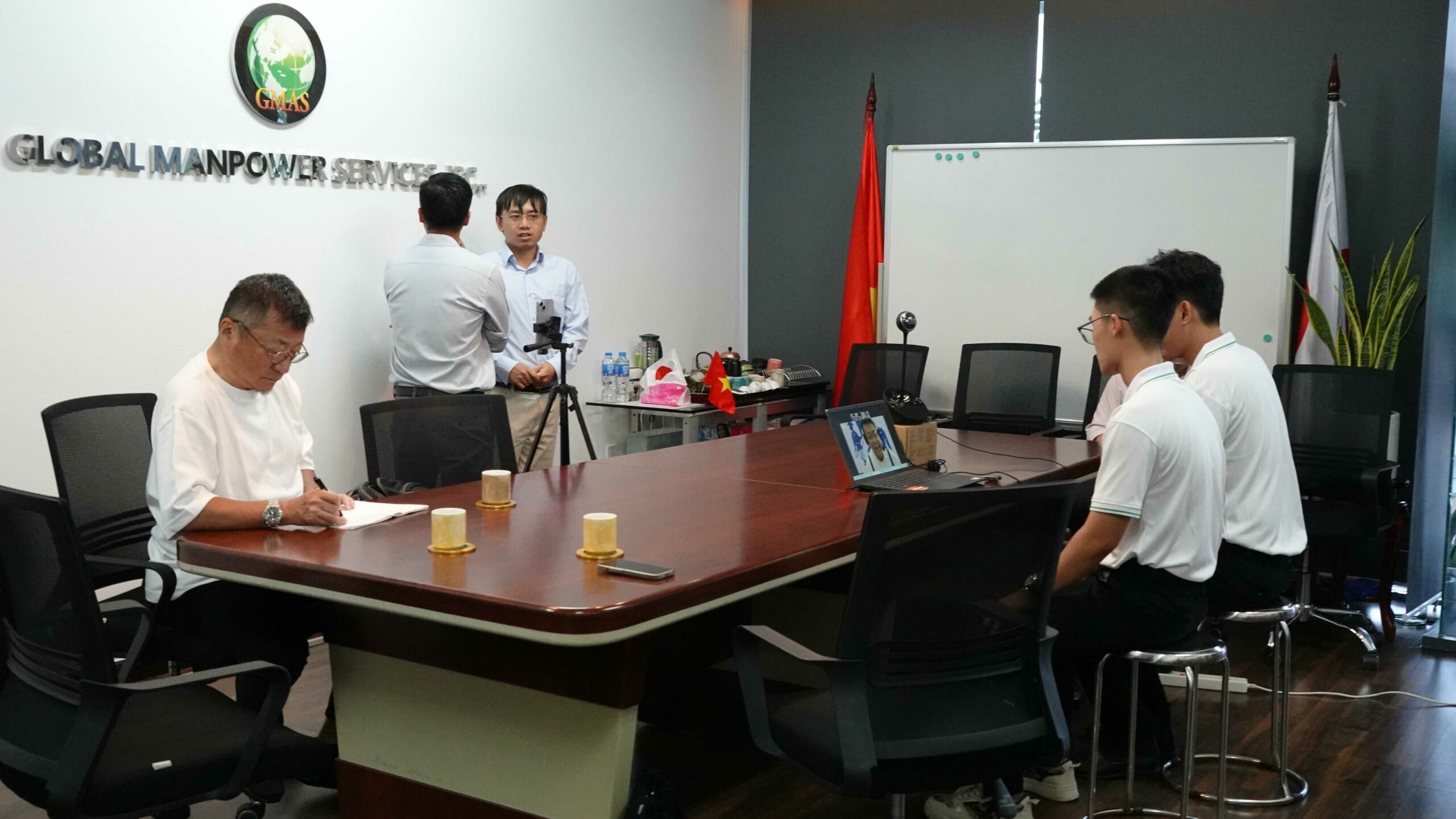 Hình ảnh 2 nam sinh đang phỏng vấn trực tuyến bằng Tiếng Nhật Hình ảnh 2 nam sinh đang phỏng vấn trực tuyến bằng Tiếng Nhật