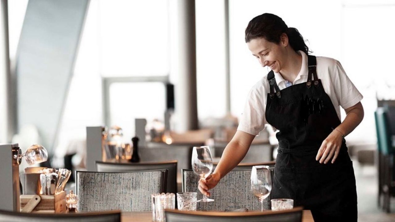 Tuyển dụng Waiter/Waitress làm việc trên du thuyền quốc tế 26 ky nang can co cua waiter waitress